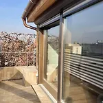 Sunny Stylish Rooftop Private Balcony Shared Jacuzzi Mk2