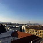 Sunny Stylish Rooftop Private Balcony Shared Jacuzzi Mk2 公寓