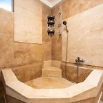 公寓 Sunny Stylish Rooftop Private Balcony Shared Jacuzzi Mk2