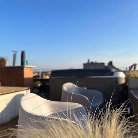 Sunny Stylish Rooftop Private Balcony Shared Jacuzzi Mk2 Lejlighed
