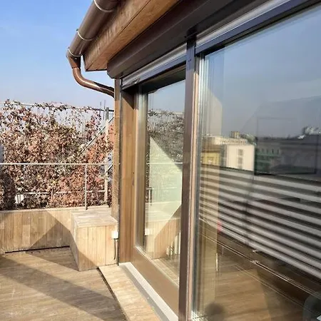 Sunny Stylish Rooftop Private Balcony Shared Jacuzzi Mk2