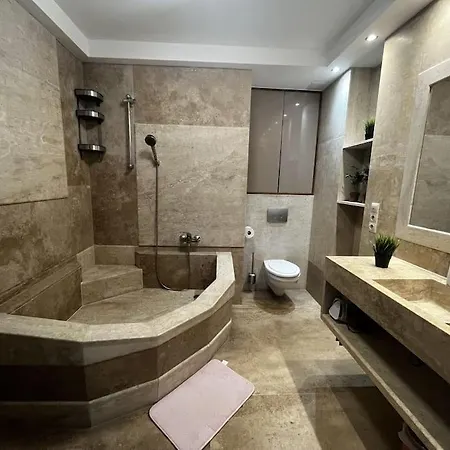 Sunny Stylish Rooftop Private Balcony Shared Jacuzzi Mk2 布达佩斯