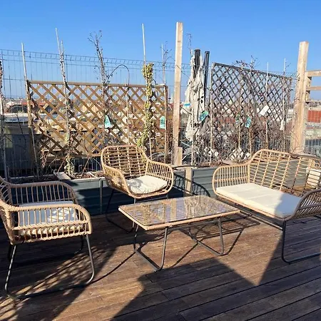 Sunny Stylish Rooftop Private Balcony Shared Jacuzzi Mk2 Apartment