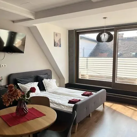 Apartmán Sunny Stylish Rooftop Private Balcony Shared Jacuzzi Mk2 *