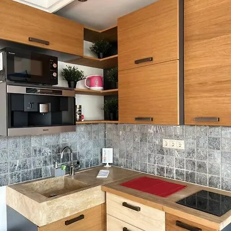 Sunny Stylish Rooftop Private Balcony Shared Jacuzzi Mk2