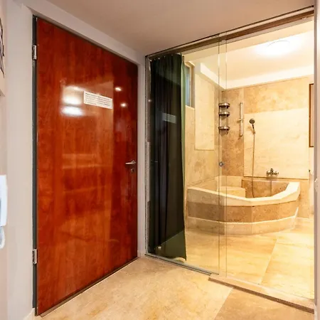 Sunny Stylish Rooftop Private Balcony Shared Jacuzzi Mk2 公寓