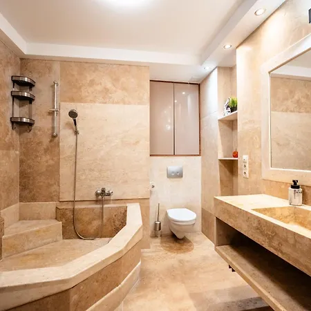 公寓 Sunny Stylish Rooftop Private Balcony Shared Jacuzzi Mk2 *