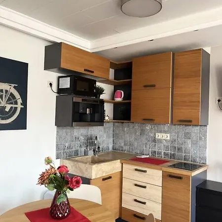 Sunny Stylish Rooftop Private Balcony Shared Jacuzzi Mk2