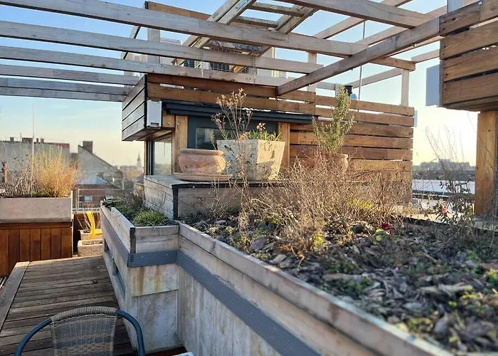 Sunny Stylish Rooftop Private Balcony Shared Jacuzzi Mk2