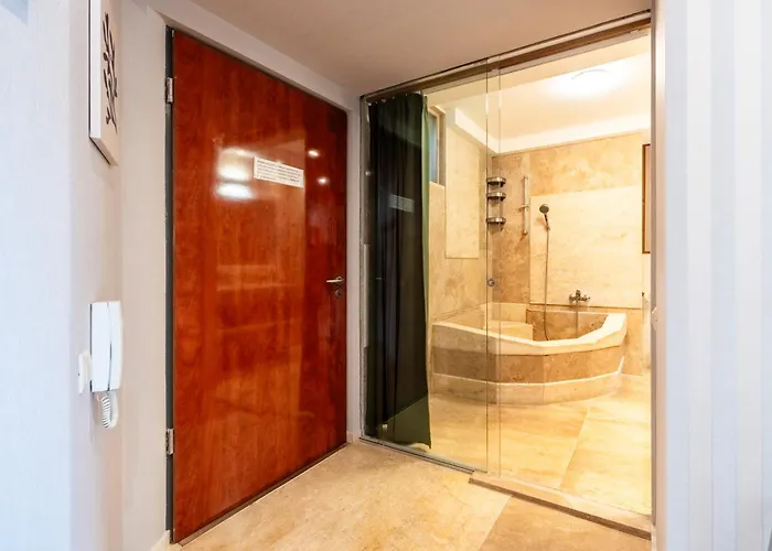Sunny Stylish Rooftop Private Balcony Shared Jacuzzi Mk2 Apartmán