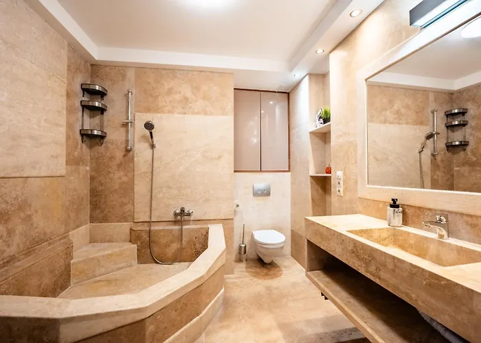 Apartmán Sunny Stylish Rooftop Private Balcony Shared Jacuzzi Mk2 *